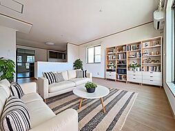 シンプルで洗練されたデザイン 住まう人の色に染まるお家