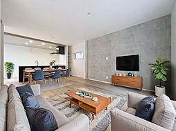 スマートな外観　太陽光発電システム付きのオール電化住宅