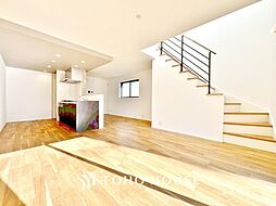 開放的なアイランドキッチン　主寝室にWIC完備