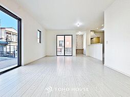 3面の窓のあるリビング　ゆとりの邸宅