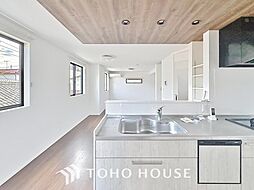 2023年築の築浅住戸　床暖房完備のゆとりあるリビング