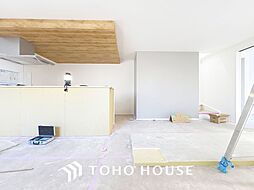 吹抜けを採用した開放的リビングの邸宅