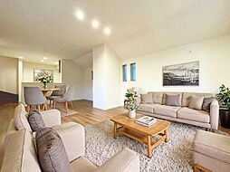 バルコニーに面したゆとりある2階リビングの邸宅