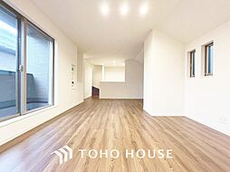 バルコニーに面したゆとりある2階リビングの邸宅