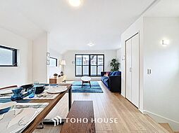 外観は重厚感あるスタイリッシュ 内装はシンプルな住空間