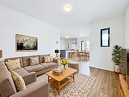 外観は重厚感あるスタイリッシュ　内装はシンプルな住空間