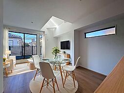 吹抜けリビング・2階水まわり集約プランの邸宅