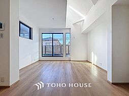 吹抜けリビング・2階水まわり集約プランの邸宅