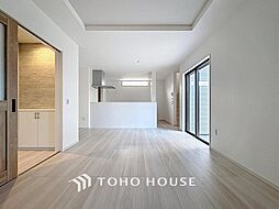 折上げ天井のリビング・1階水まわり集約プランの邸宅