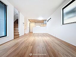 三面に窓のあるリビング　納戸を備えた邸宅