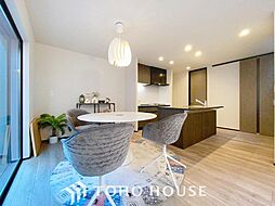 自然光入る明るいリビング　家族が集まる団欒スペース