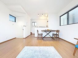 三面に窓のあるリビング・対面キッチンを採用した邸宅