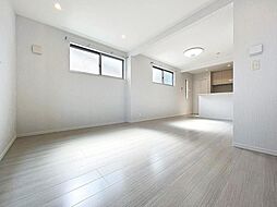 吹抜けで開放的な空間　ゆとりリビング　中古戸建て