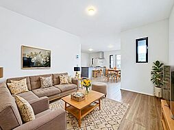 外観は重厚感あるスタイリッシュ　室内はシンプルな住空間