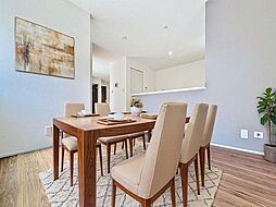 スタイリッシュな3階建て　設備充実の快適ハウス