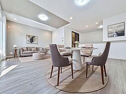 自然光入る明るいリビング　家族が集まる団欒スペース