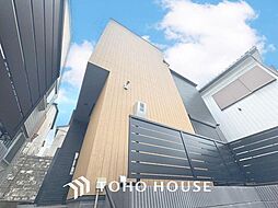 青空を満喫するルーフバルコニーとウッドデッキのあるお家