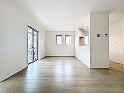 お片付けスペース豊富な角地の邸宅