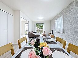 6ｍ公道　2台駐車可能　開放感ある陽だまりハウス