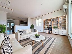 シンプルで洗練されたデザイン　住まう人の色に染まるお家