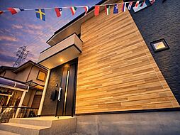 2階建てゆとりの間取り　カースペース2台