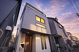 三面に窓のあるリビング・対面キッチンを採用した邸宅