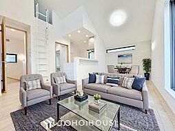 開放的な勾配天井リビングの邸宅