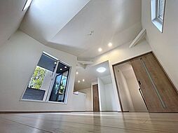 開緑豊かな住環境　さわやかな光差し込むナチュラルデザイン戸建