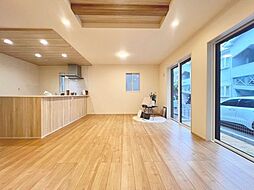 環境と美しく融和する落ち着いた新築住戸