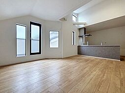 シンプルで洗練されたデザイン　住まう人の色に染まるお家