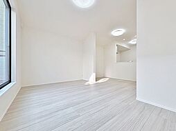 環境と美しく融和する落ち着いた新築住戸