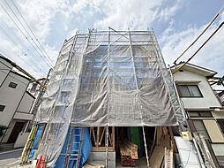 南角地に佇むモダンな邸宅