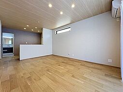 シンプルで洗練されたデザイン　住まう人の色に染まるお家