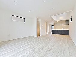 吹抜けで開放的な空間　ゆとりリビング　設備充実新築戸建て