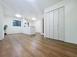 3方角地の明るい2階建て