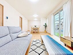 2階建てゆとりの間取り カースペース4台