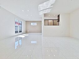 環境と美しく融和する落ち着いた新築住戸