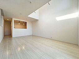 上部吹抜けの開放的な空間　築浅戸建て