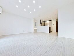 環境と美しく融和する落ち着いた新築住戸