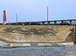 駅徒歩3分子育て環境も整う60坪の建築条件なし売土地