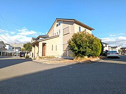 角地の閑静な住宅街に佇む邸宅