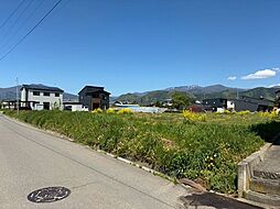 最寄りコンビニまで歩6分　ひろびろ土地で駐車スペース確保可能