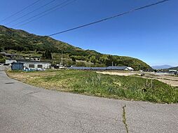 緑豊かな環境で穏やかな暮らしを満喫　駐車スペースも確保