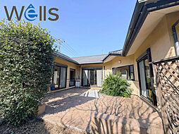 コの字型パティオが魅力の上質な平屋建て住宅