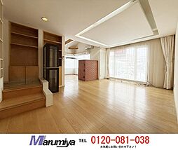 広い庭付・3台駐車可〜吹き抜けの開放感