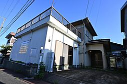 天井から太陽の光が差し込む家