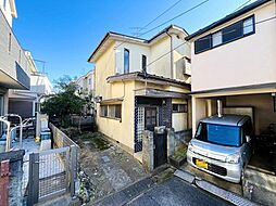 緑と共存する開放的な風景の中の限定1邸