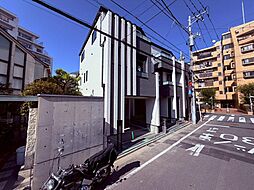 プライバシーを守りながら、明るく開放感のある2階リビング A号棟