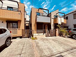 天窓からやわらかな光があふれる開放的で心地よいLDK空間