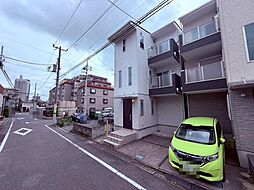 光と開放感に満ちた、心地よい吹き抜け玄関空間